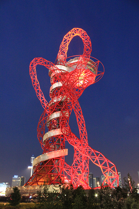 Смотровая башня-скульптура «Орбита Арцелор Миттал» в ночной подсветке