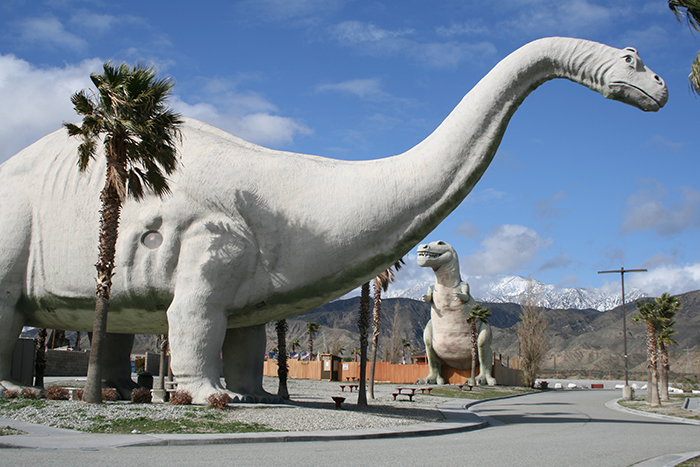 Сувенирные магазины в форме динозавров в Кабазоне, США