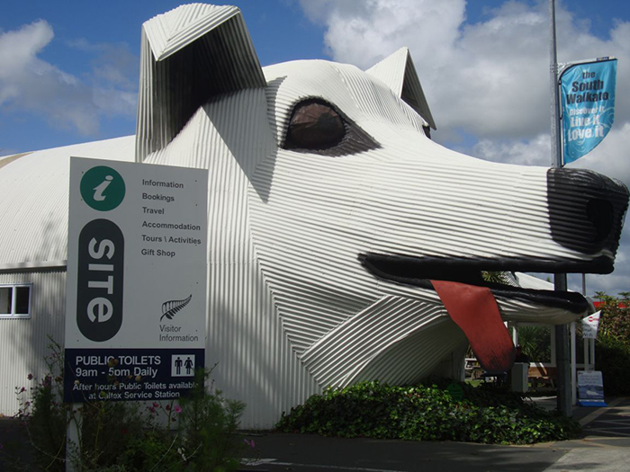сельскохозяйственный информационный центр в форме собаки в Тирау, Новая Зеландия