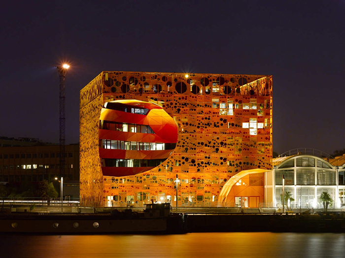 Багатофункціональний комплекс 'Помаранчевий куб' в Ліоні: нічний кадр
