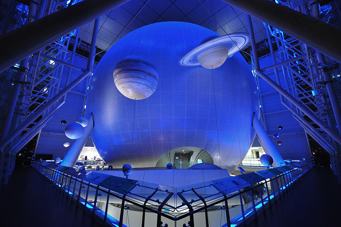 Величезна сфера всередині Центру вивчення Землі і Космосу