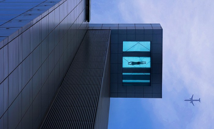 Стеклянный бассейн, который находится на 24-м этаже отеля Holiday Inn Shanghai Pudong Kangqiao, расположенного в Китае в городе Шанхай.