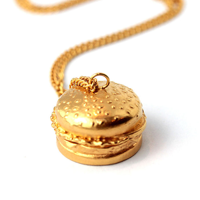 Кулон-медальон в виде аппетитного гамбургера из серебра 925 пробы с золотым напылением от ювелирной компании «Goldie Rox».