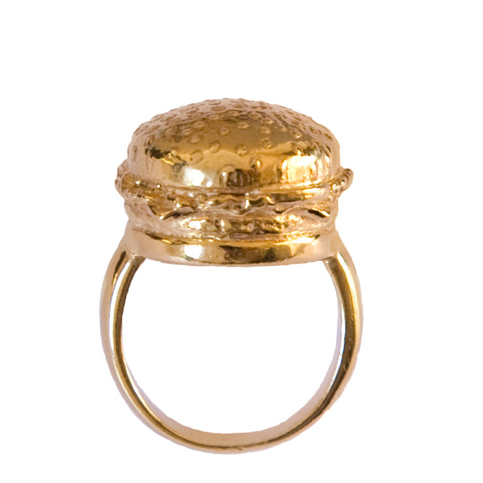 Кольцо с аппетитным гамбургером из серебра 925 пробы с золотым напылением от ювелирной компании «Goldie Rox».
