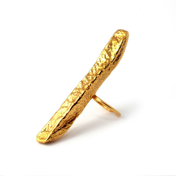 Кольцо в виде аппетитного кусочка картошки фри из серебра 925 пробы с золотым напылением от ювелирной компании «Goldie Rox».