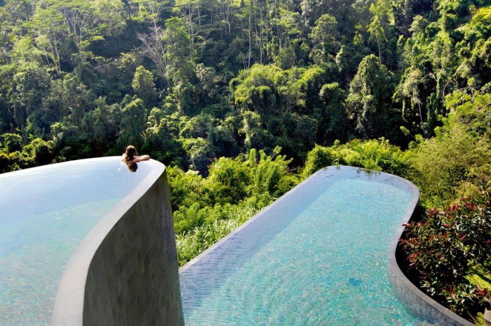 Еще один бесконечный бассейн, который находится в отеле Hanging Gardens Ubud Hotel in Bali, расположенном на острове Бали в Индонезии.