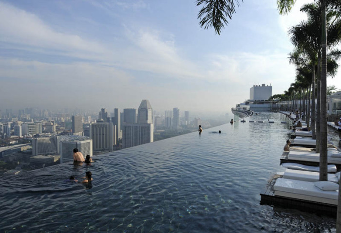 Самый извесный бесконечный бассейн, который находится в отеле Marina Bay Sands, расположенном в городе-государстве Сингапур.