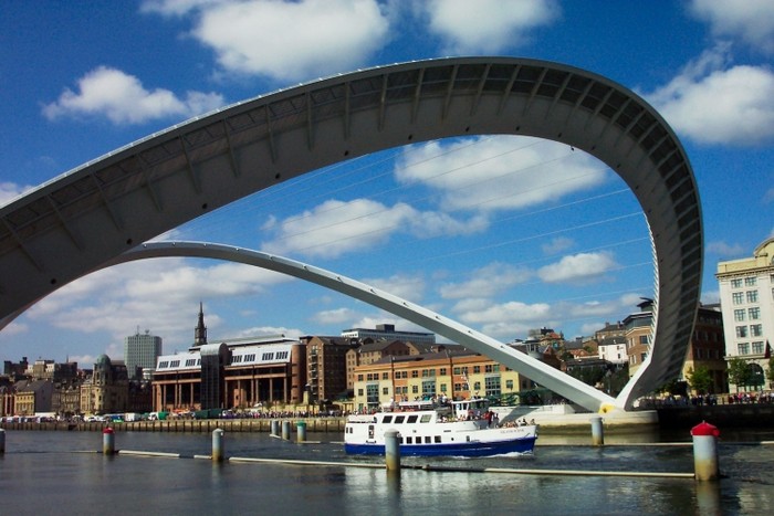 Gateshead Millennium Bridge - мобільний міст для велосипедистів та пішоходів