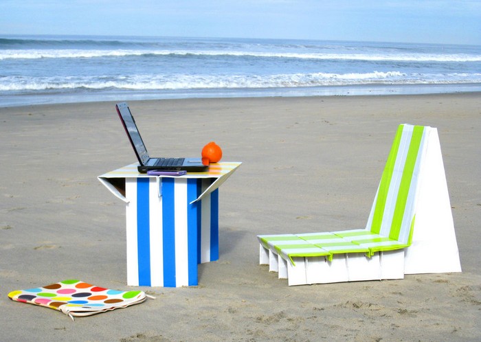 Flat-pack Cardboard Beach Office - набор офисной мебели для пляжа