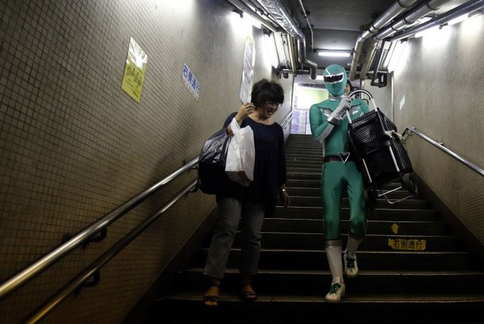 Carry-Your-Pram-Ranger - супергерой-носильщик из Токийского метро