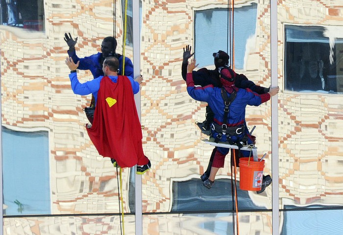 Супергерои моют окна в детской больнице