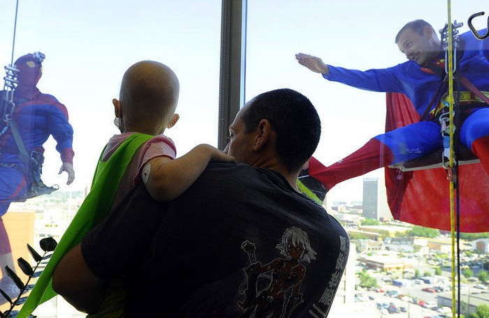 Супергерои моют окна в детской больнице