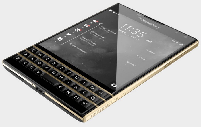 Золотий смартфон Blackberry Passport для стильних бізнес-леді