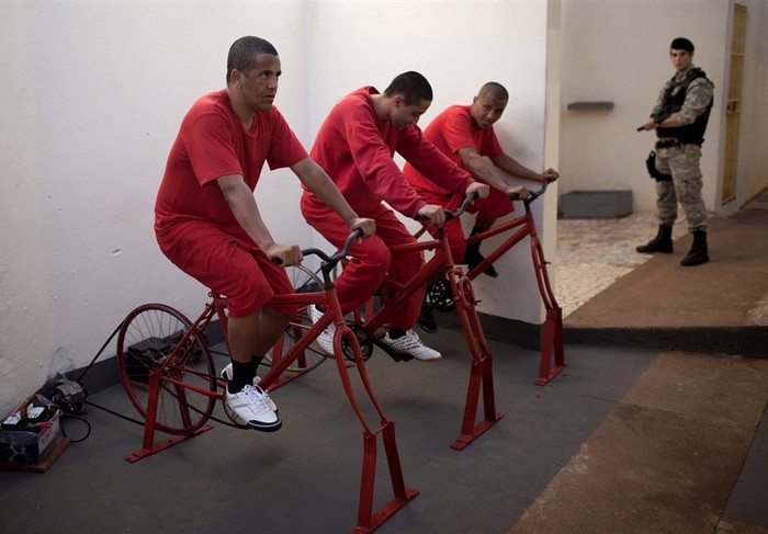 Заключенные в бразильской тюрьме вырабатывают электроэнергию на велотренажерах