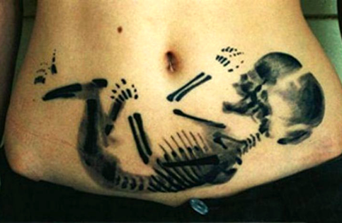 Видимо, простого УЗИ этой женщине было недостаточно. Ее живот украшает рентгеновский снимок малыша.
