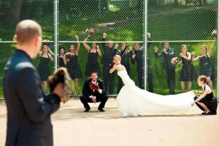 Невеста тренирует удар.