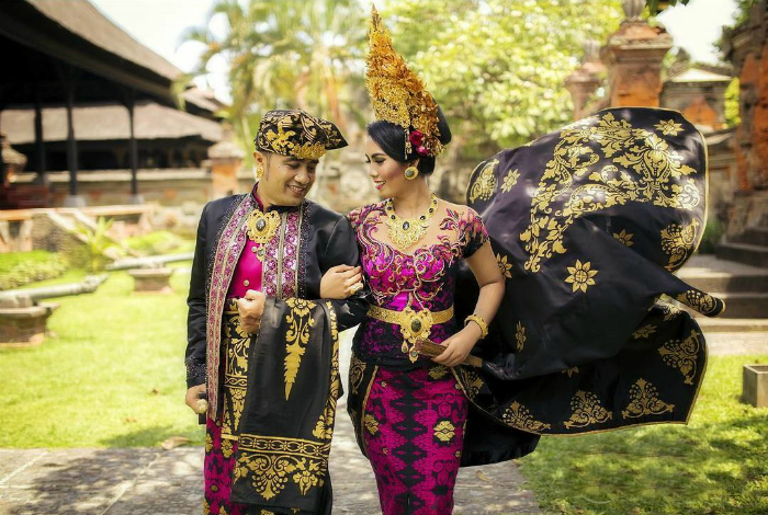 Балийские национальные костюмы жениха и невесты.