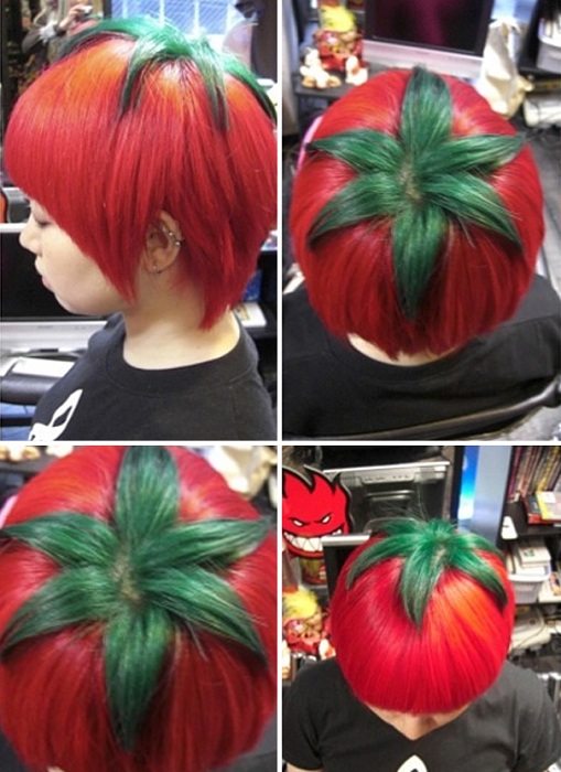 Красные короткие волосы и зеленые пряди на макушке.