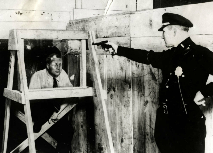 Тестирование пуленепробиваемого стекла, США, 1931 года.