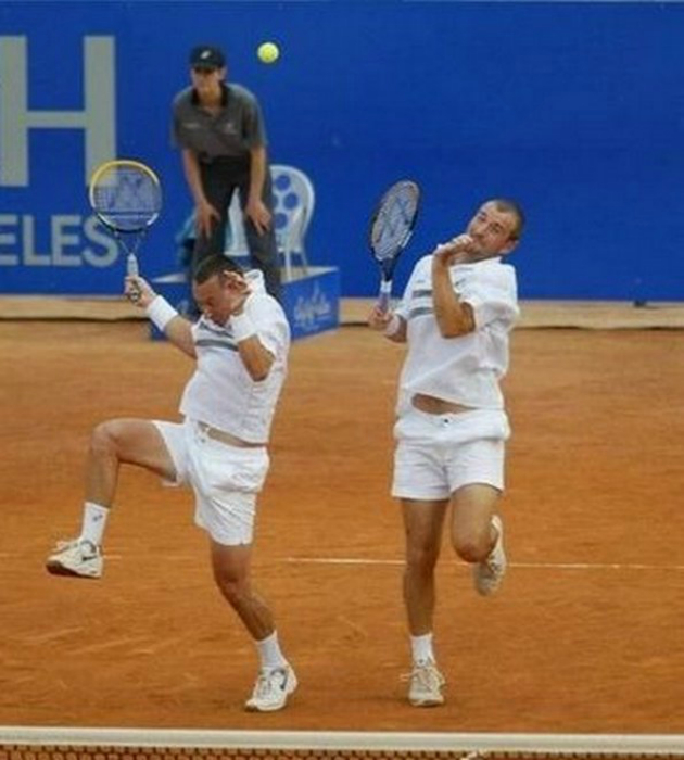 Веселые теннисисты.