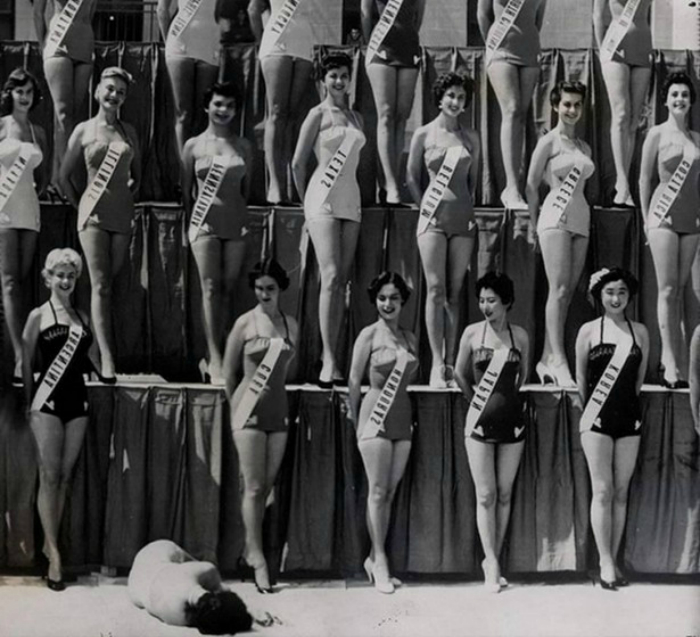 1954 год. Мисс Новая Зеландия падает в обморок во время конкурса Мисс Вселенная.