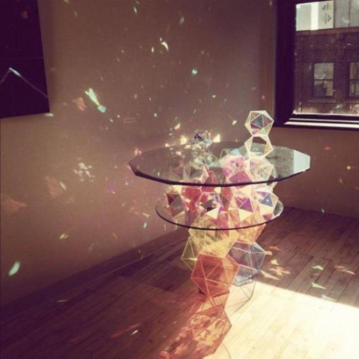 Кофейный столик из множества кристаллов, которые создают волшебные блики.