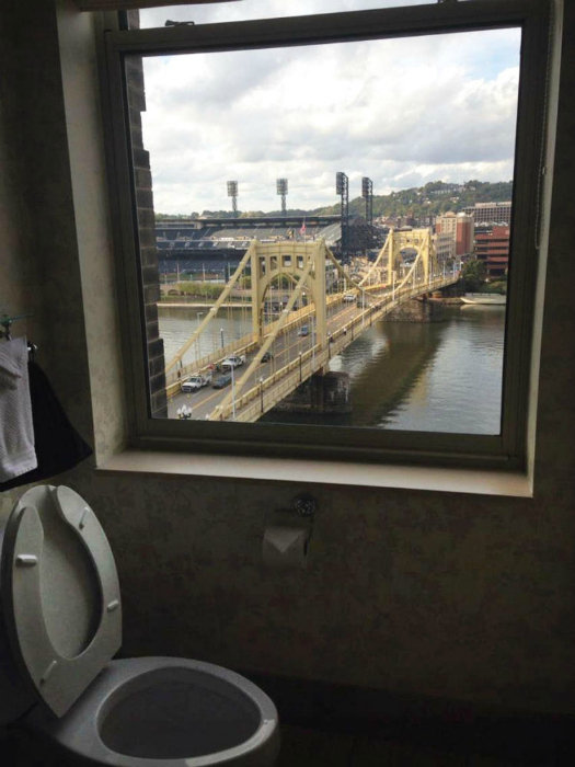 Туалет отеля в Питтсбурге.