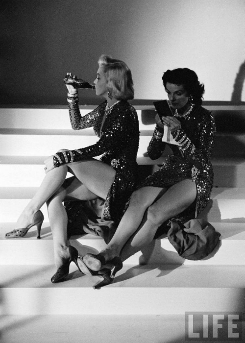 Актрисы на съемочной площадке фильма «Джентльмены предпочитают блондинок», 1952 год.