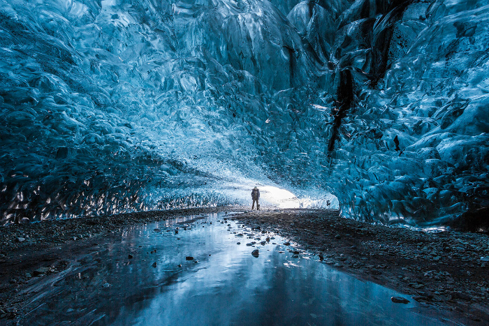Многовековые льды лазурных оттенков можно обнаружить в пещере национального парка Скафтафелль на юго-востоке Исландии.
