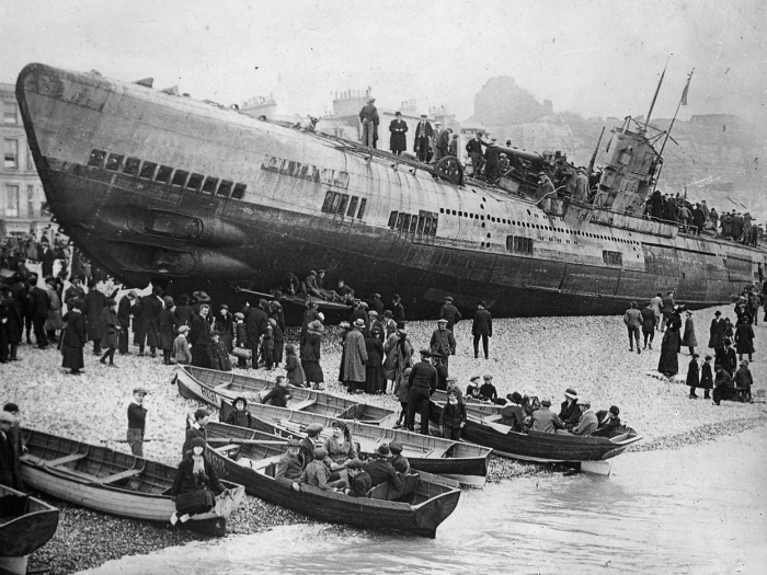 1918 год. Немецкая подводная лодка, оказавшаяся на южном побережье Англии, после капитуляции.