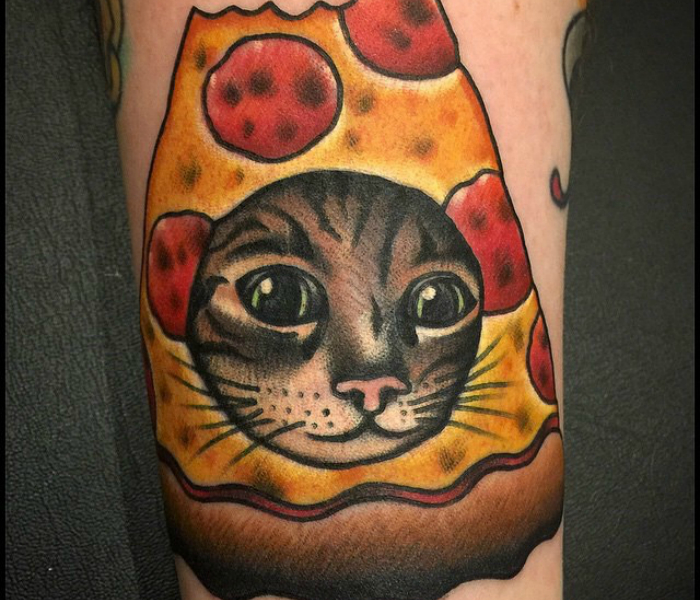 Знаменитый мем, котик в пицце, стал героем татуировки.