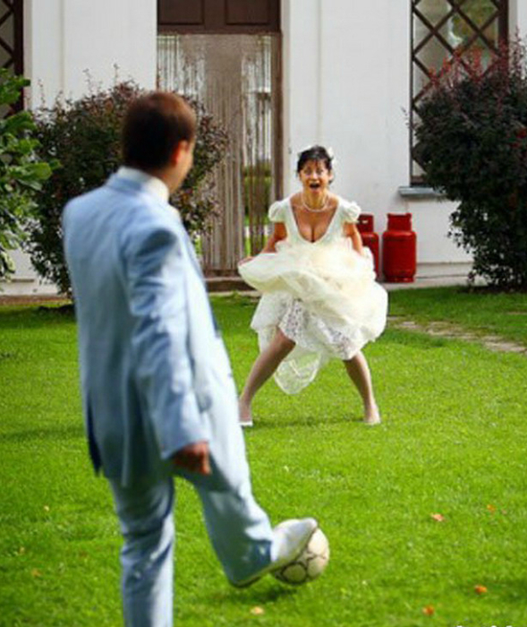 Невеста так увлеклась игрой, что забыла про свадебную съемку.