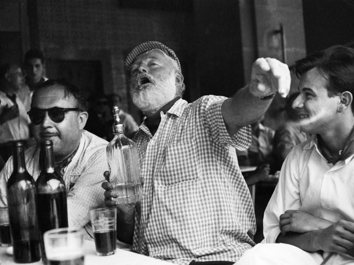 Знаменитый писатель отдыхает в баре Гаваны.