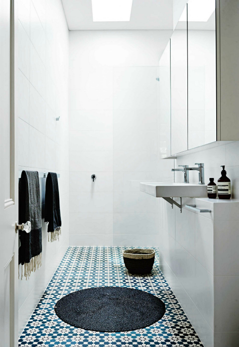 Крихітна ванна кімната в стилі мінімалізм.