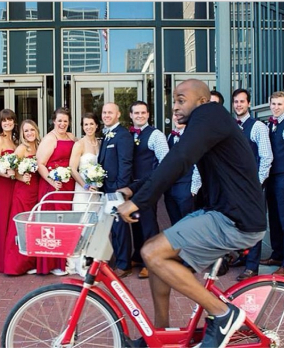 Велосипедист удачно вписался в свадебное фото.