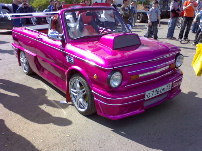 Превращение Запорожца в необычный кабриолет ярко-розового цвета.