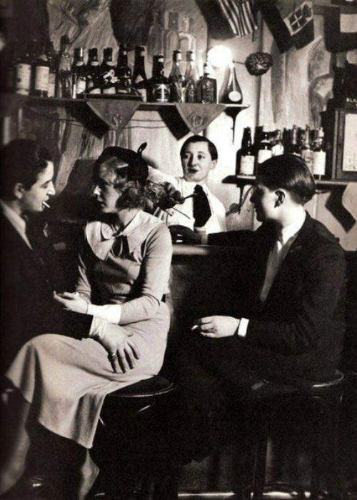 1930 год. Бар для девушек нетрадиционной cексуальной ориентации в Париже.