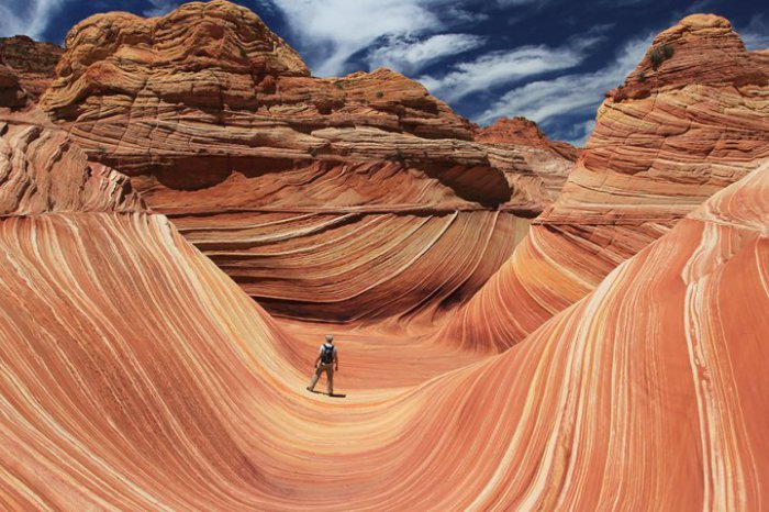 Удивительная скальная формация, напоминающая волну на границе штатов Аризона и Юта в США.