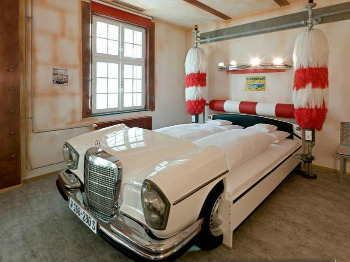 Белоснежная односпальная кровать, оформленная под ретро автомобиль.