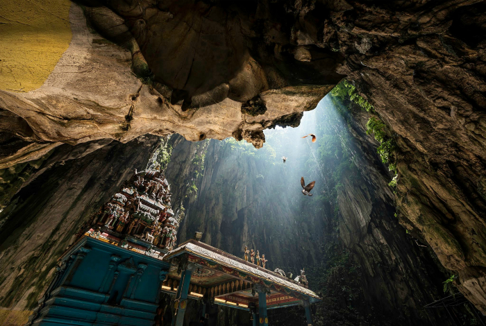 Комплекс известняковых пещер Бату - одна из самых популярных индусских святынь вне Индии, посвященной богу Муруга.