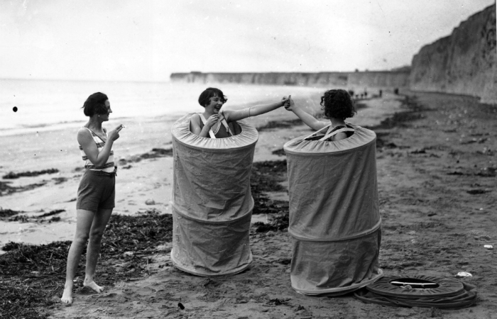 1929 год. Девушки переодеваются на пляже Великобритании.