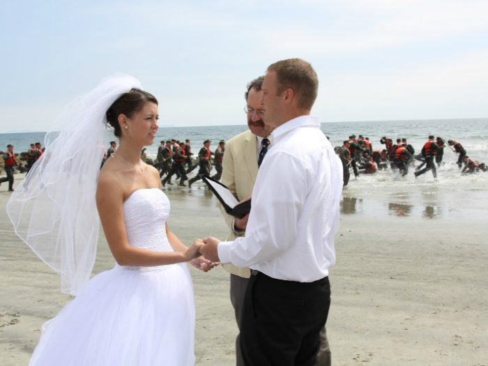 Свадебная церемония на берегу моря плавно переходит в операцию спасения.