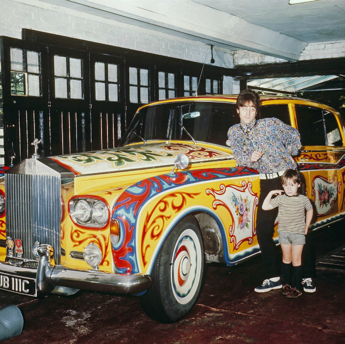 Участник группы The Beatles с сыном Джулианом позируют возле со своего Rolls-Royce Phantom V, 1968 год.
