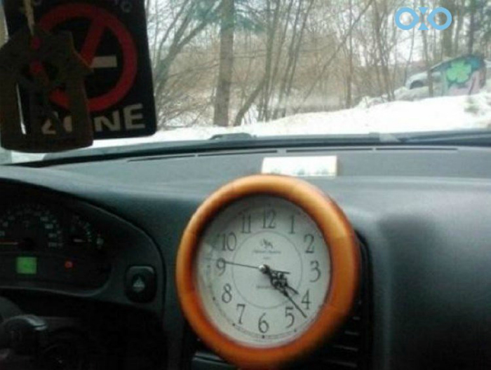 Часы в машине.