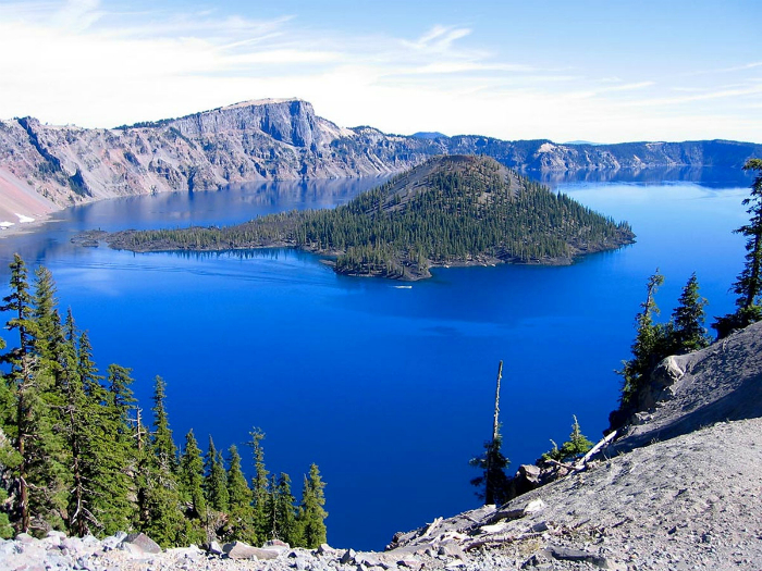 Глубочайшее кратерное озеро в США, которое привлекает туристов своим пронзительно синим цветом воды.