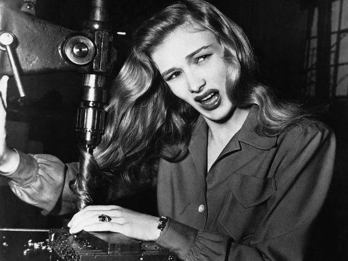 1943 год. Актриса демонстрирует, как опасно женщинам, работающим на заводе, ходить с распущенными волосами.