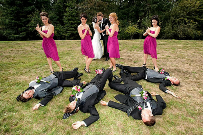 Подружки невесты на защите свадебной церемонии.