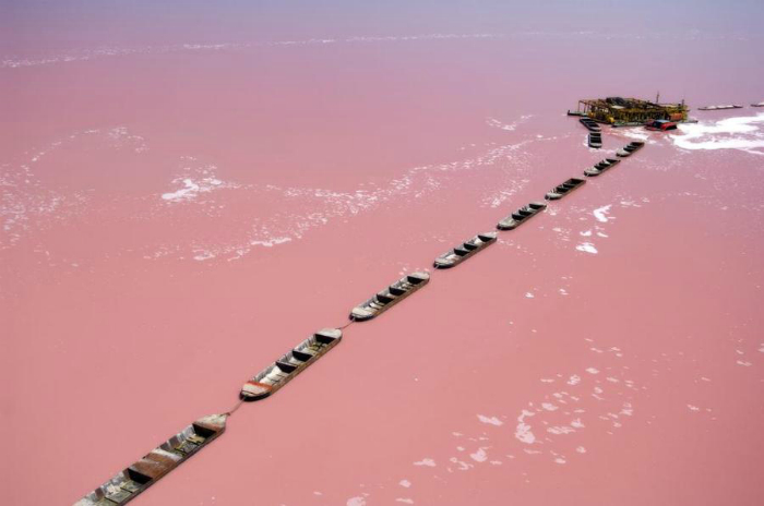 Гигантская чаша с ярко-розовой водой, площадью 3 кв. км. В озере обитают цианобактерии, которые и окрашивают в воду в такой необычный цвет.