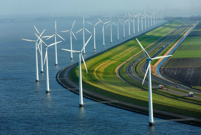 Ветряные мельницы вдоль шоссе в Нидерландах.