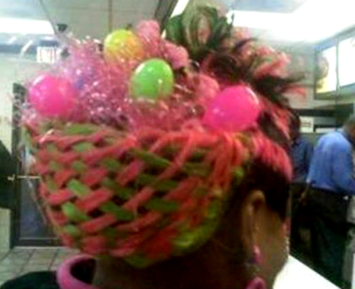 Прическа из волос и ярких ниток в виде корзинки с пасхальными яйцами.